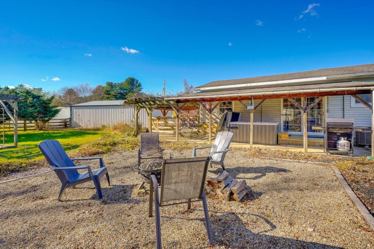 Hocking Hills Hideaway With Hot Tub And Fire Pit! Βίλα Logan Εξωτερικό φωτογραφία