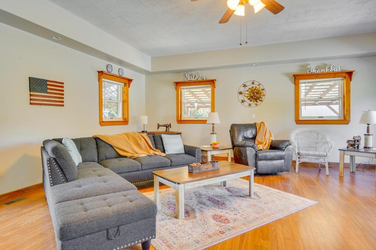 Hocking Hills Hideaway With Hot Tub And Fire Pit! Βίλα Logan Εξωτερικό φωτογραφία