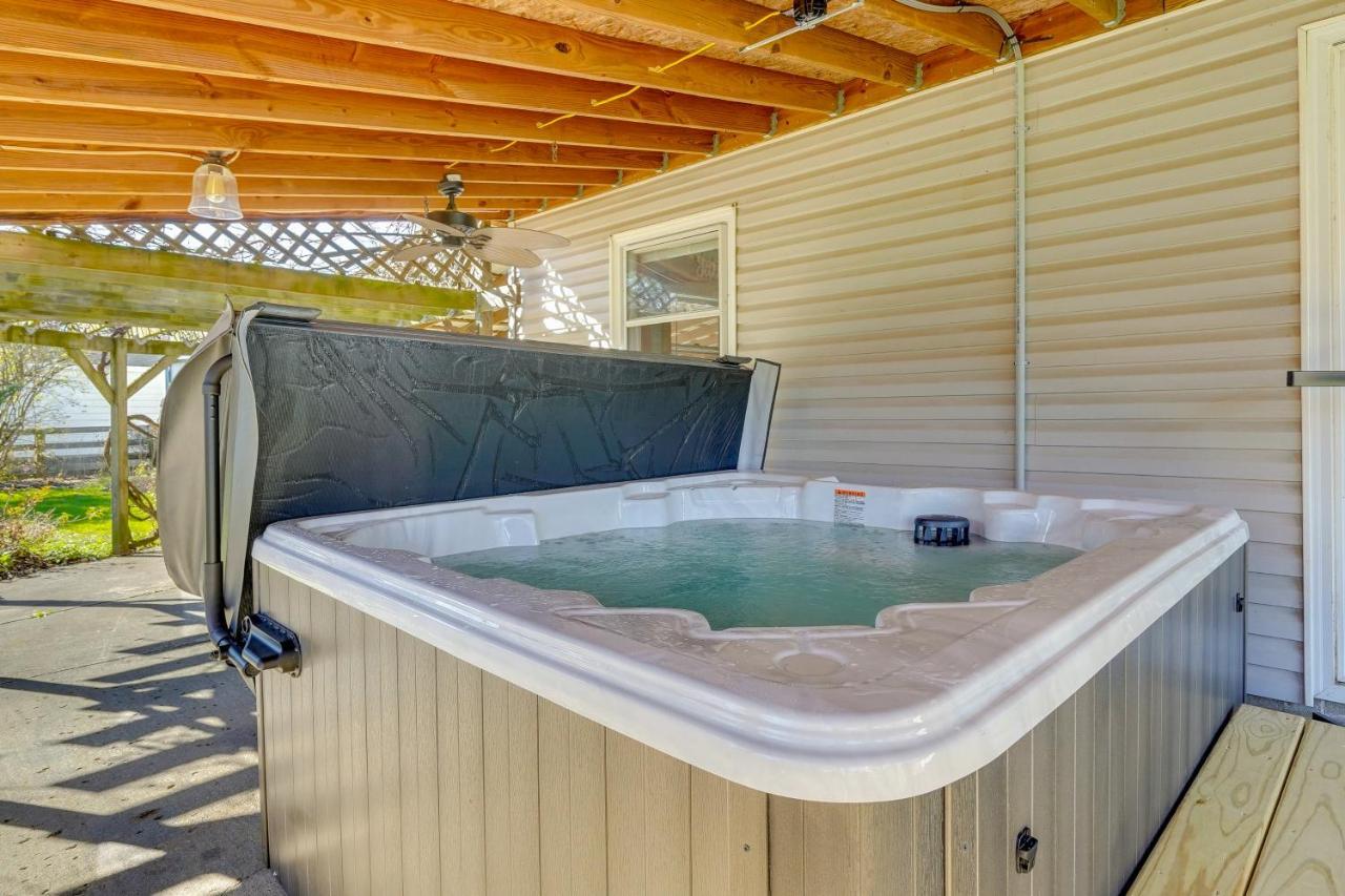 Hocking Hills Hideaway With Hot Tub And Fire Pit! Βίλα Logan Εξωτερικό φωτογραφία