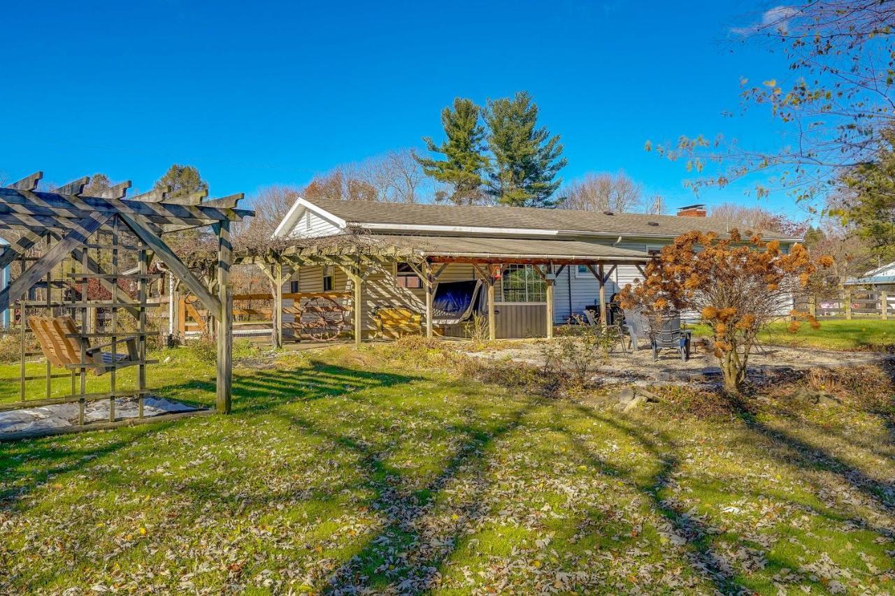 Hocking Hills Hideaway With Hot Tub And Fire Pit! Βίλα Logan Εξωτερικό φωτογραφία
