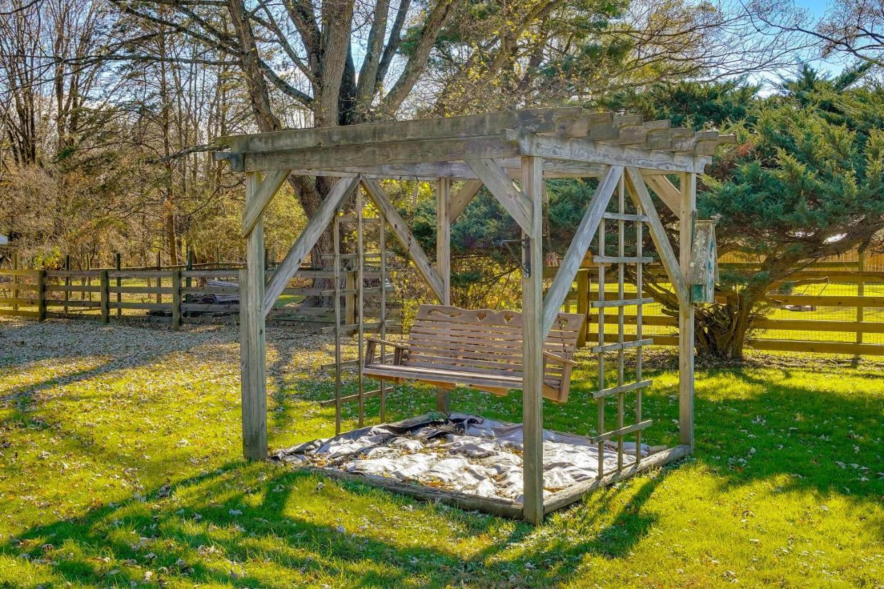 Hocking Hills Hideaway With Hot Tub And Fire Pit! Βίλα Logan Εξωτερικό φωτογραφία