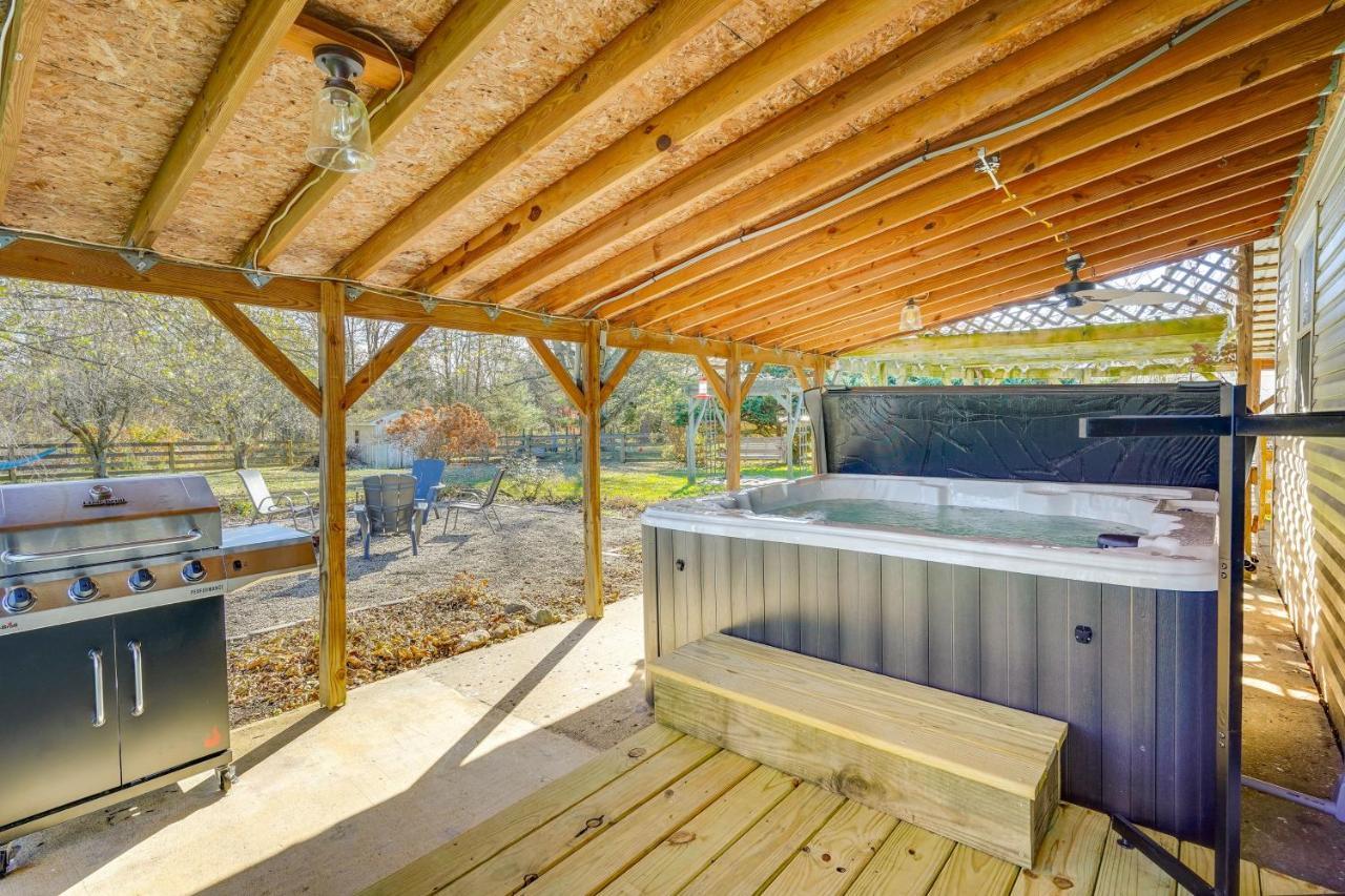 Hocking Hills Hideaway With Hot Tub And Fire Pit! Βίλα Logan Εξωτερικό φωτογραφία